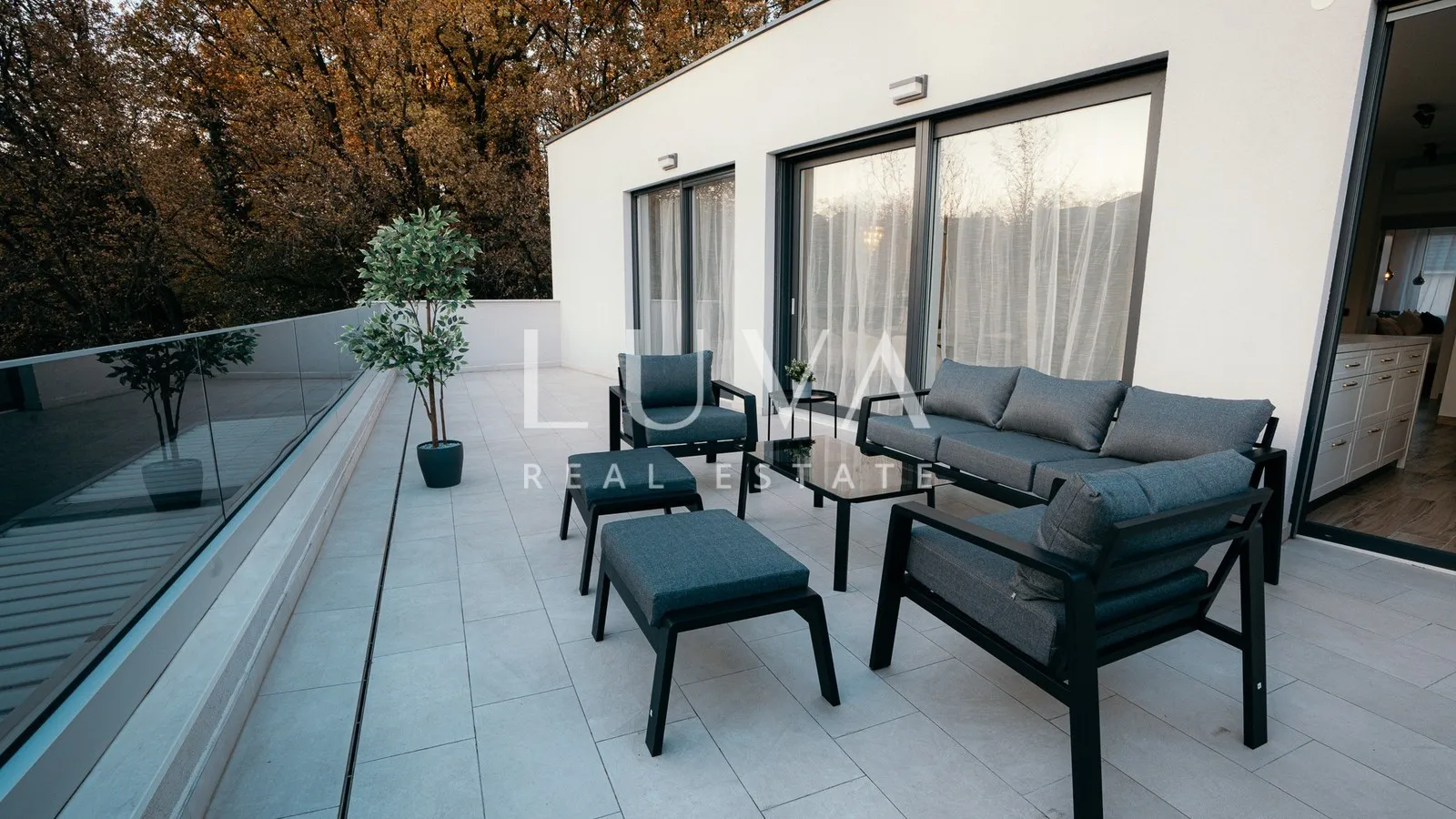 Remete, luksuzan 4s penthouse 165m2 + 2VPM za najam