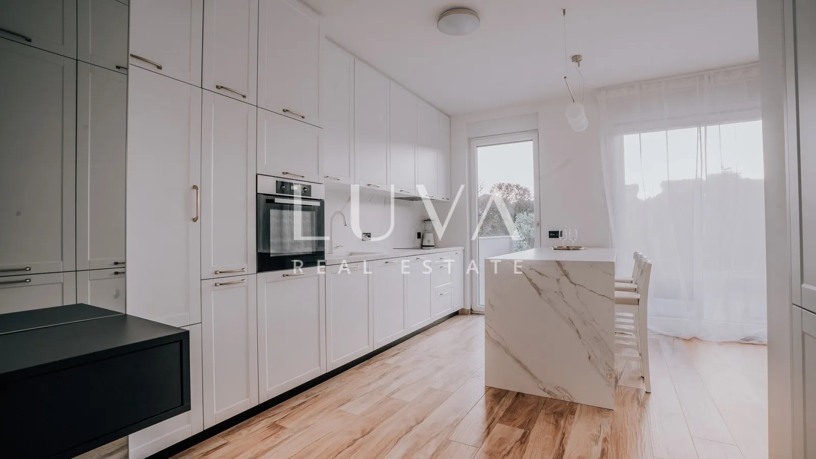 Remete, luksuzan 4s penthouse 165m2 + 2VPM za najam