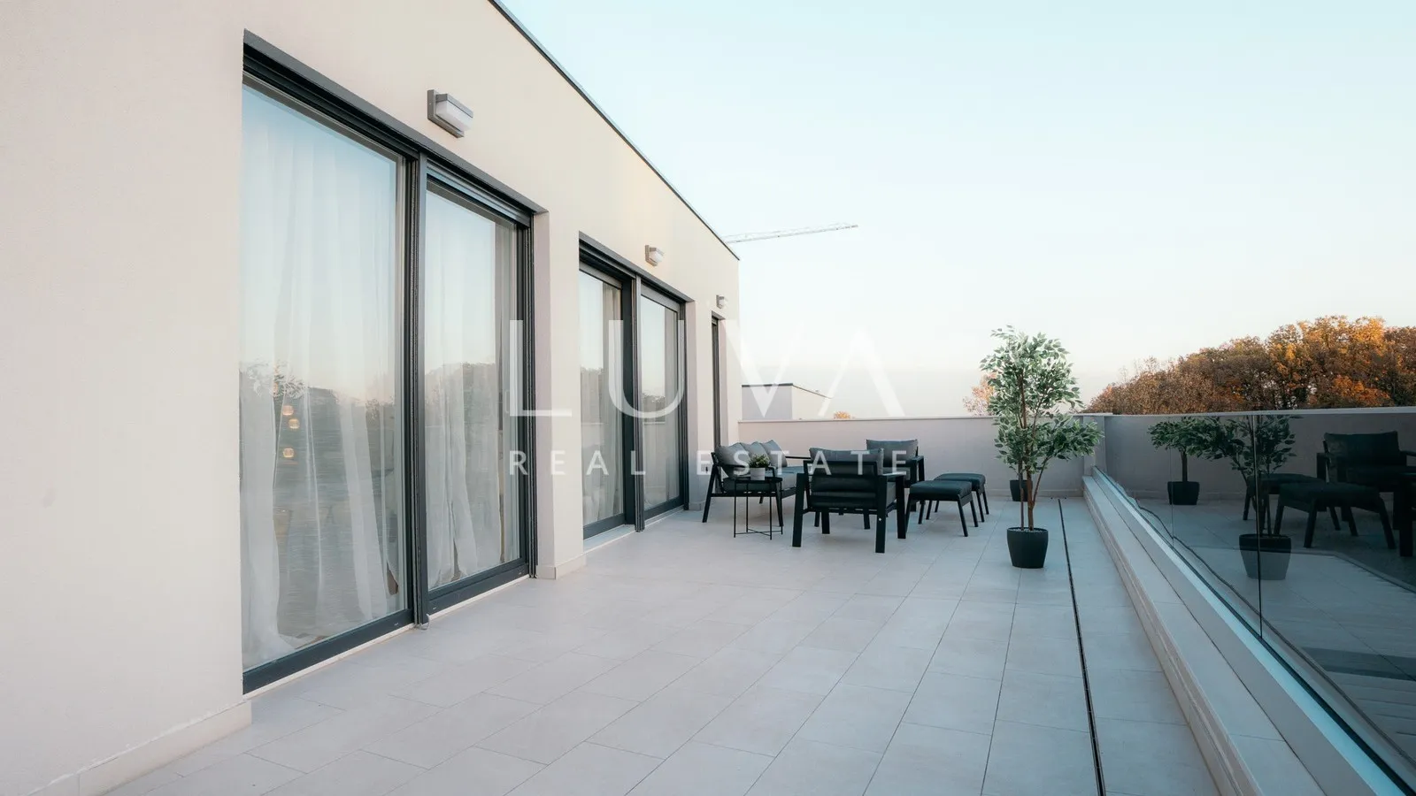 Remete, luksuzan 4s penthouse 165m2 + 2VPM za najam