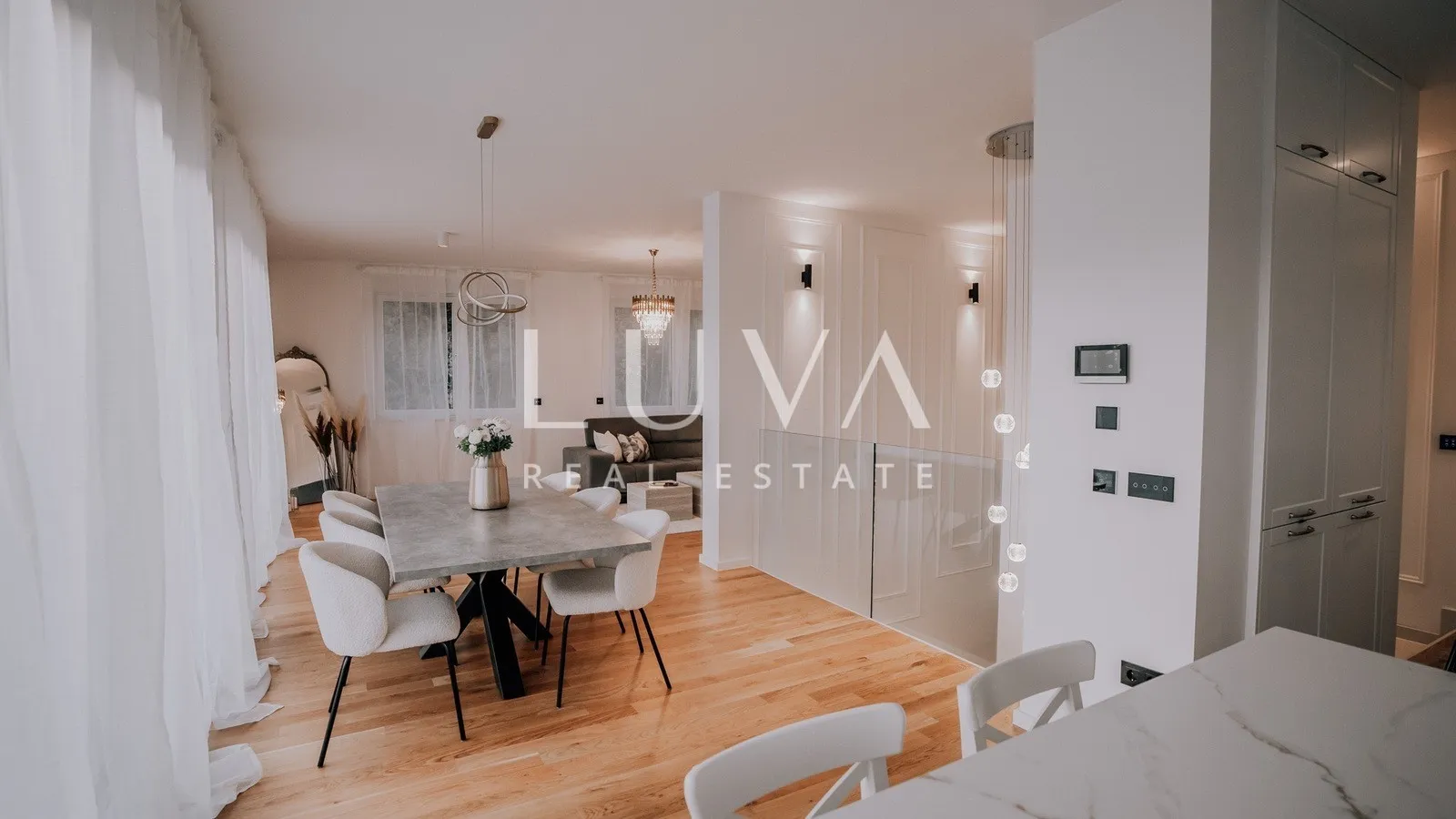 Remete, luksuzan 4s penthouse 165m2 + 2VPM za najam