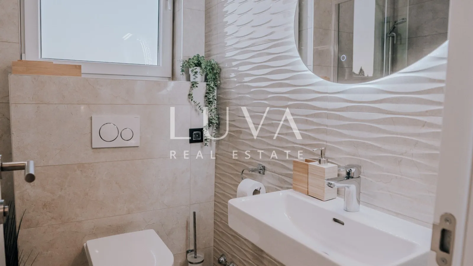 Remete, luksuzan 4s penthouse 165m2 + 2VPM za najam