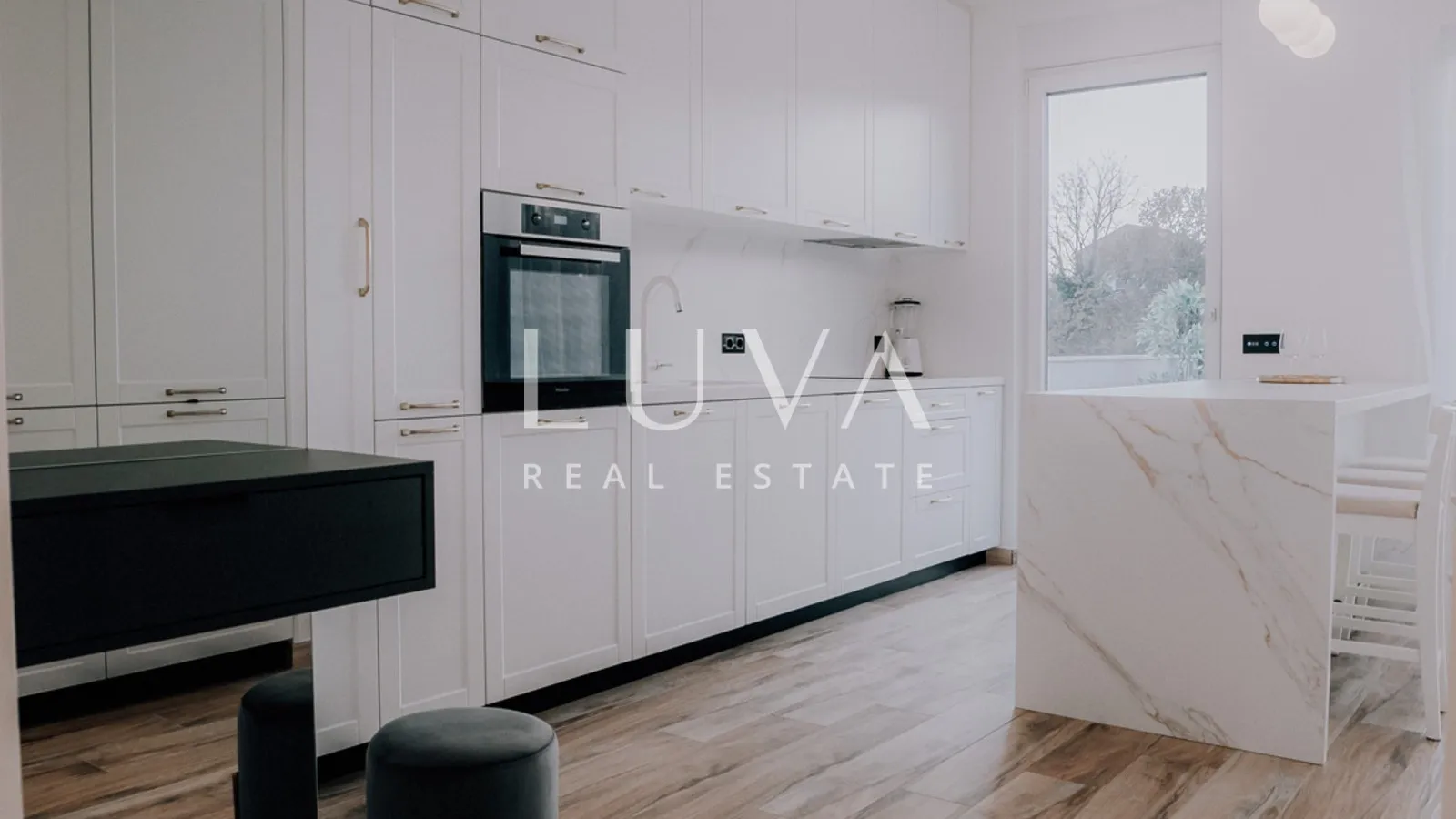Remete, luksuzan 4s penthouse 165m2 + 2VPM za najam