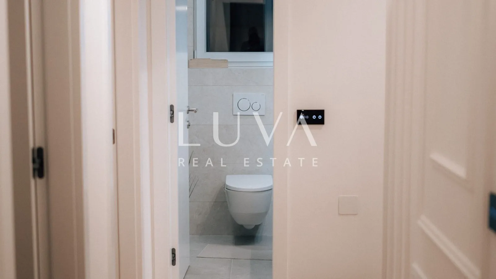 Remete, luksuzan 4s penthouse 165m2 + 2VPM za najam