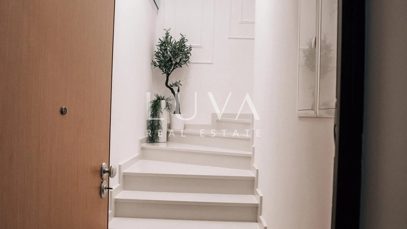 Remete, luksuzan 4s penthouse 165m2 + 2VPM za najam