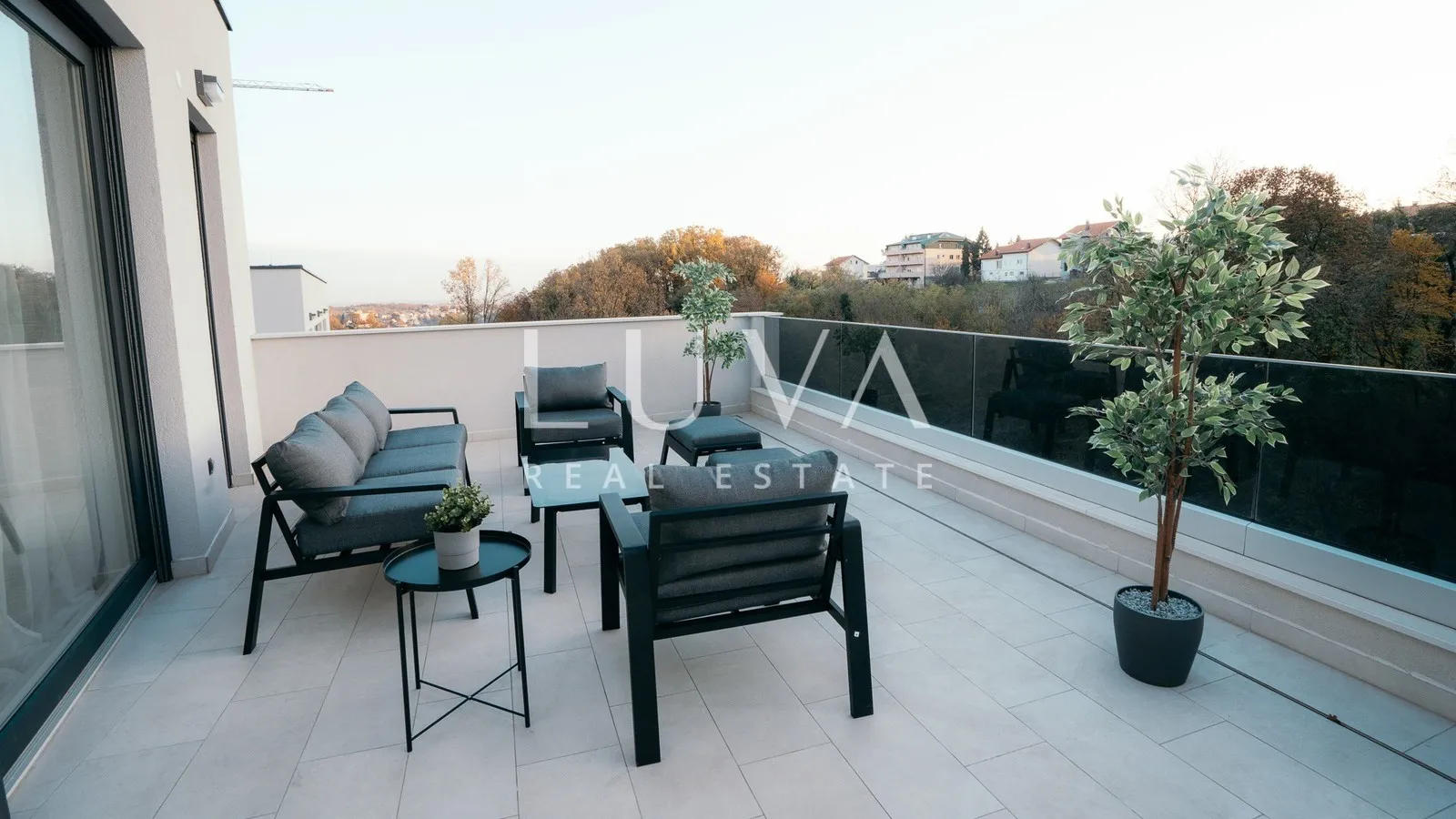 Remete, luksuzan 4s penthouse 165m2 + 2VPM za najam