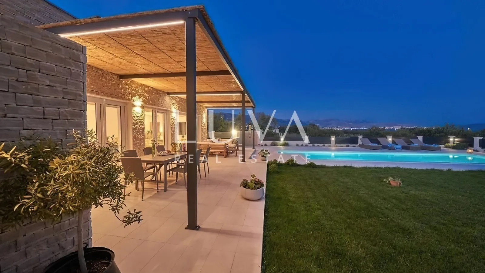 Kaštel Novi, Split, luxury house with a pool for sale