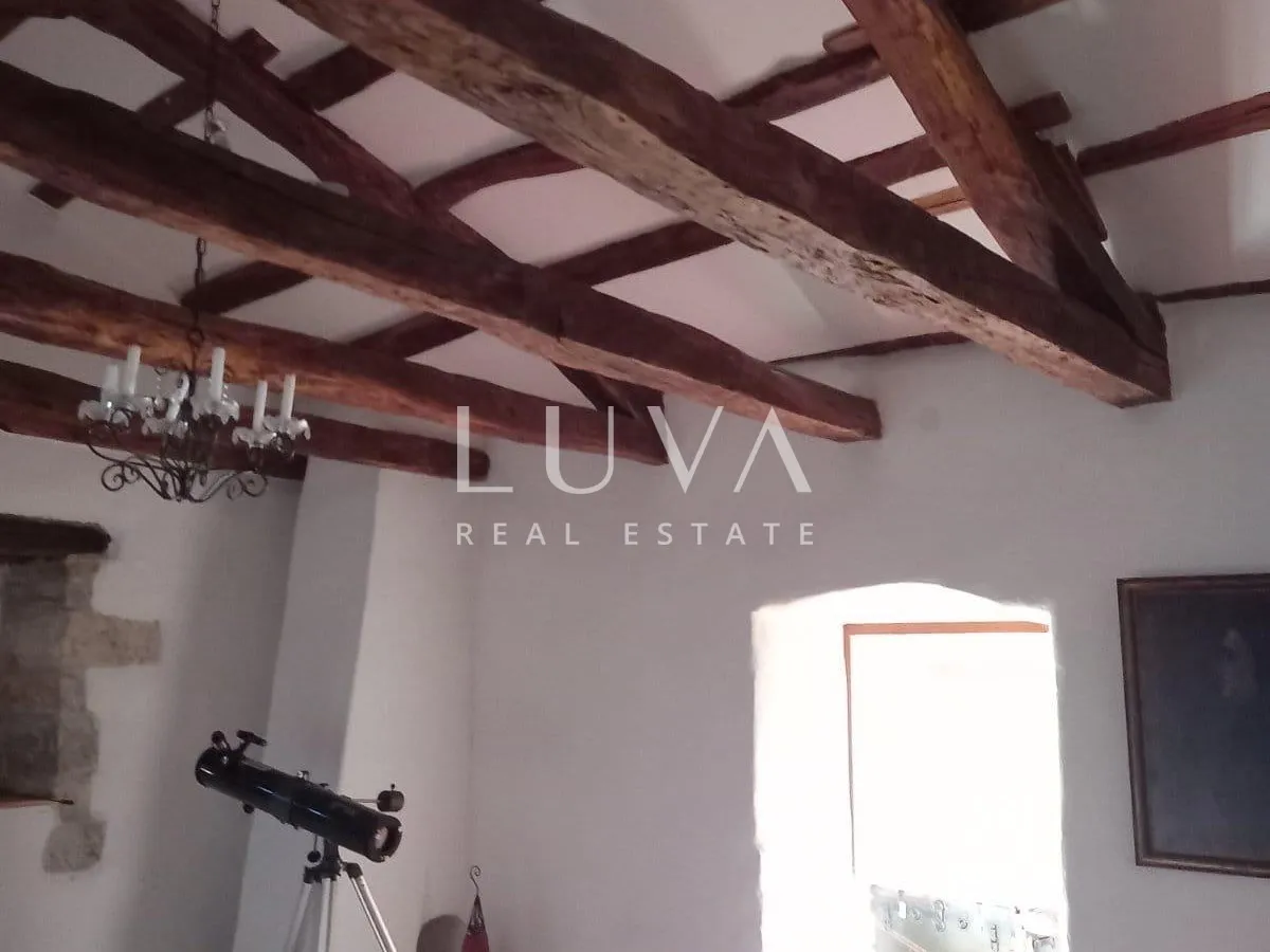 Hum, Istra, povijesna kamena kuća na prodaju, investicijska prilika