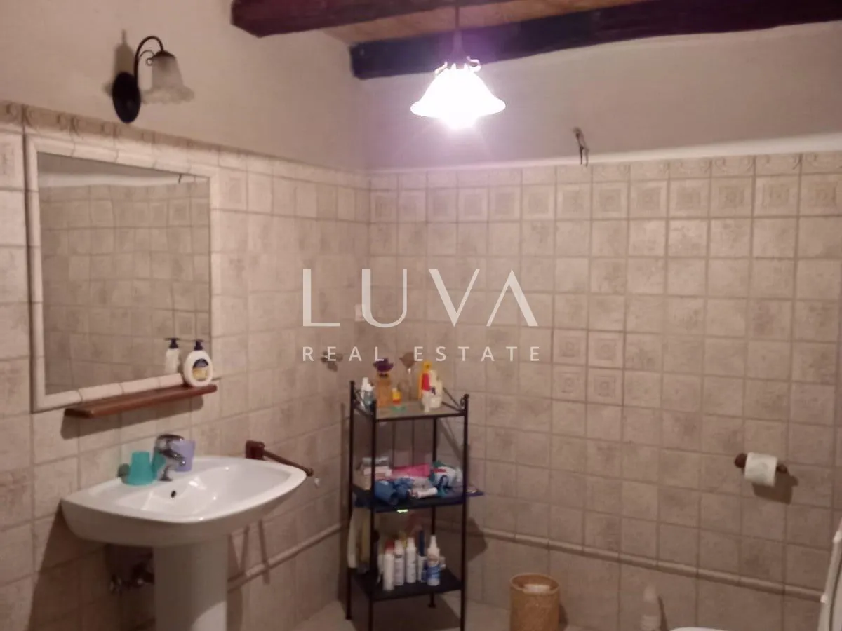 Hum, Istra, povijesna kamena kuća na prodaju, investicijska prilika