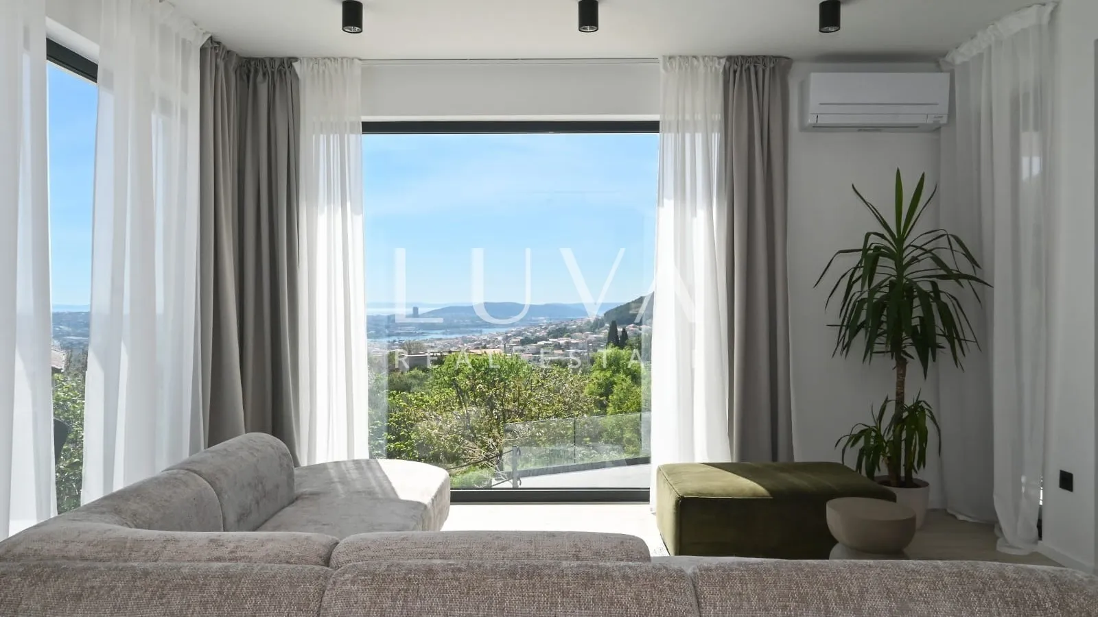 Split, Klis, luksuzna vila s bazenom i pogledom na prodaju