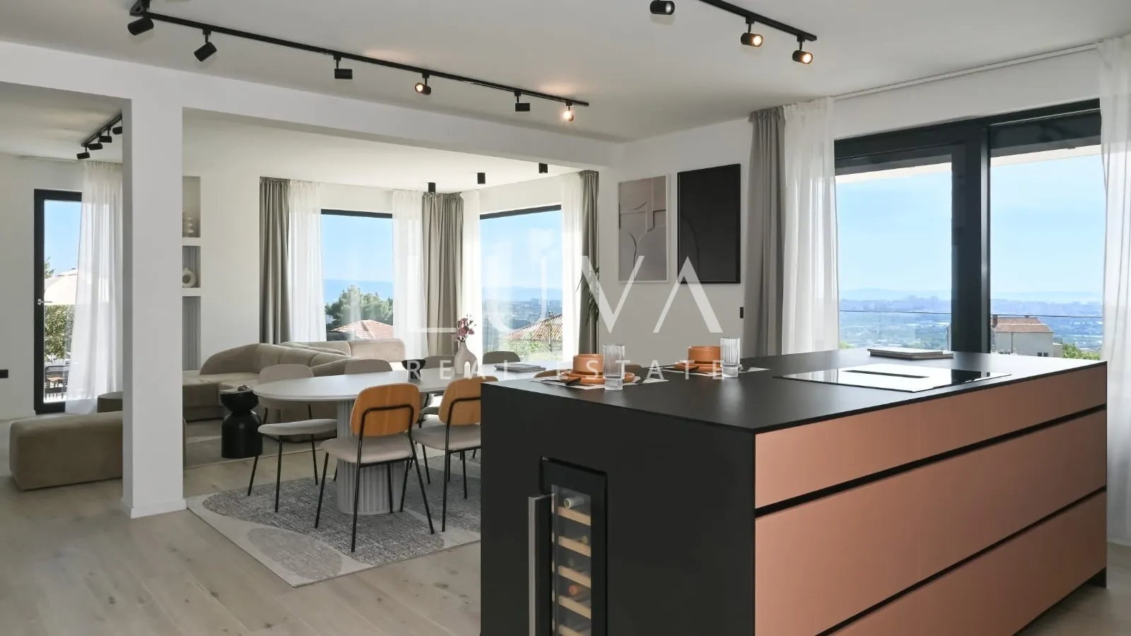 Split, Klis, luksuzna vila s bazenom i pogledom na prodaju