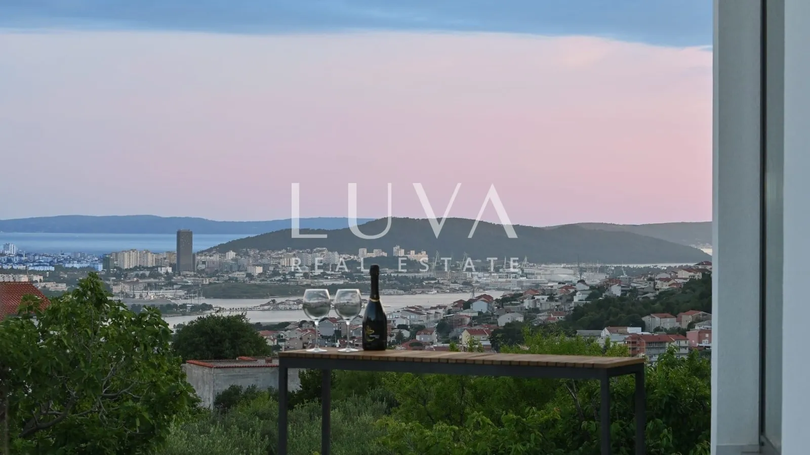 Split, Klis, luksuzna vila s bazenom i pogledom na prodaju