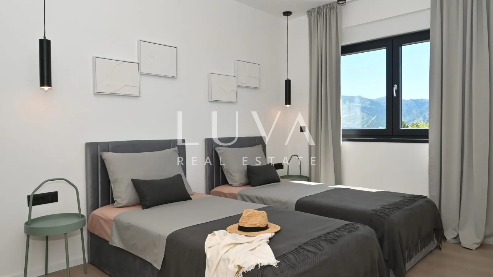 Split, Klis, luksuzna vila s bazenom i pogledom na prodaju