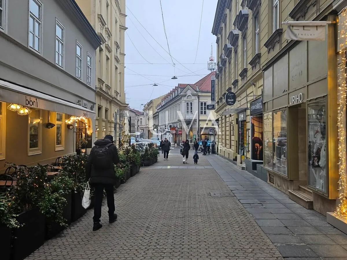 Zagreb, strogi centar, stan 130m2 na prodaju, parking