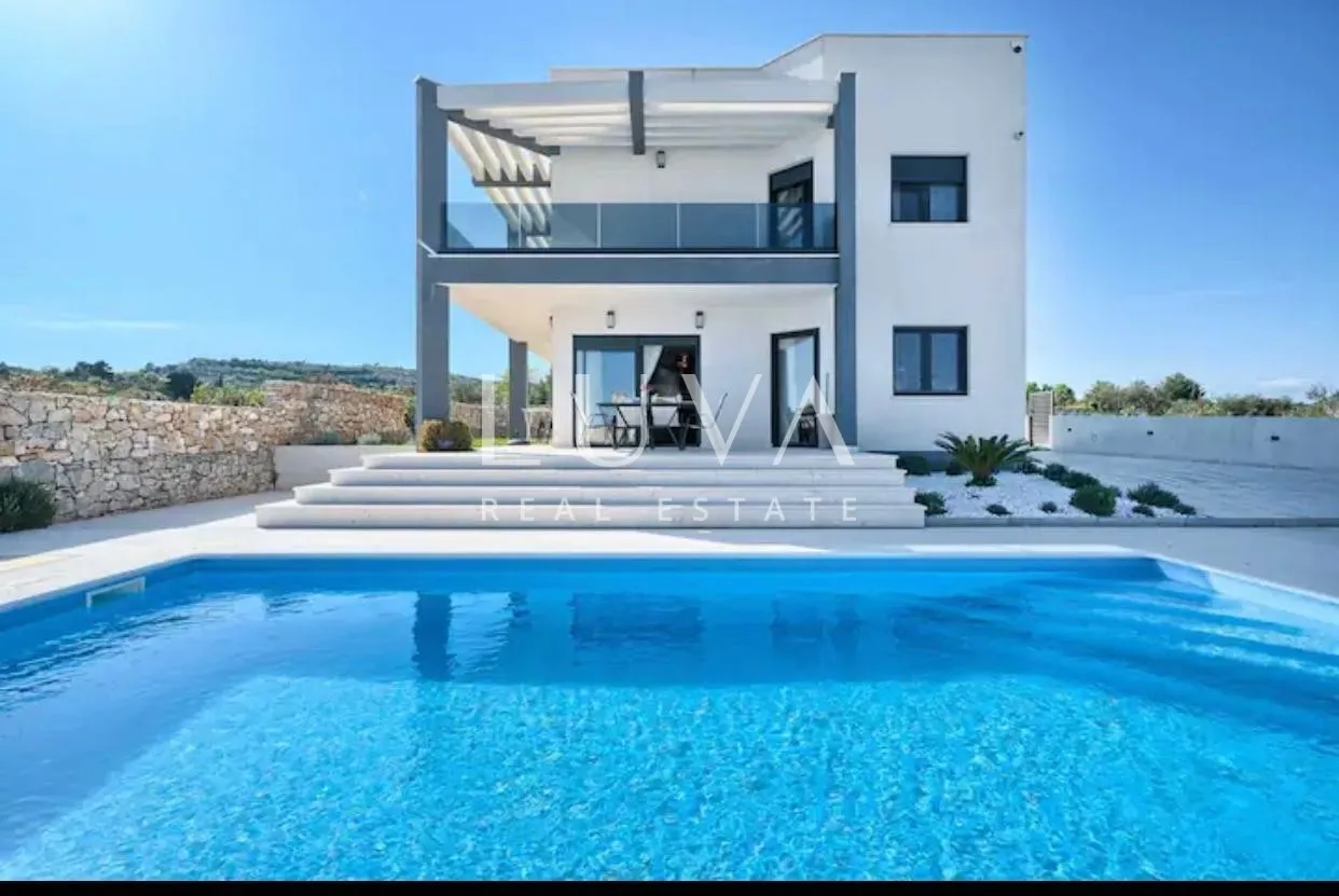 Vodice, luksuzna vila s bazenom na prodaju