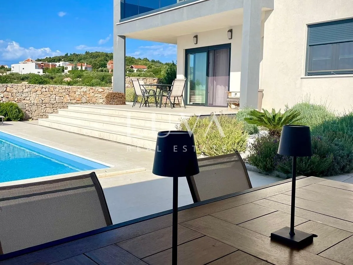 Vodice, luksuzna vila s bazenom na prodaju