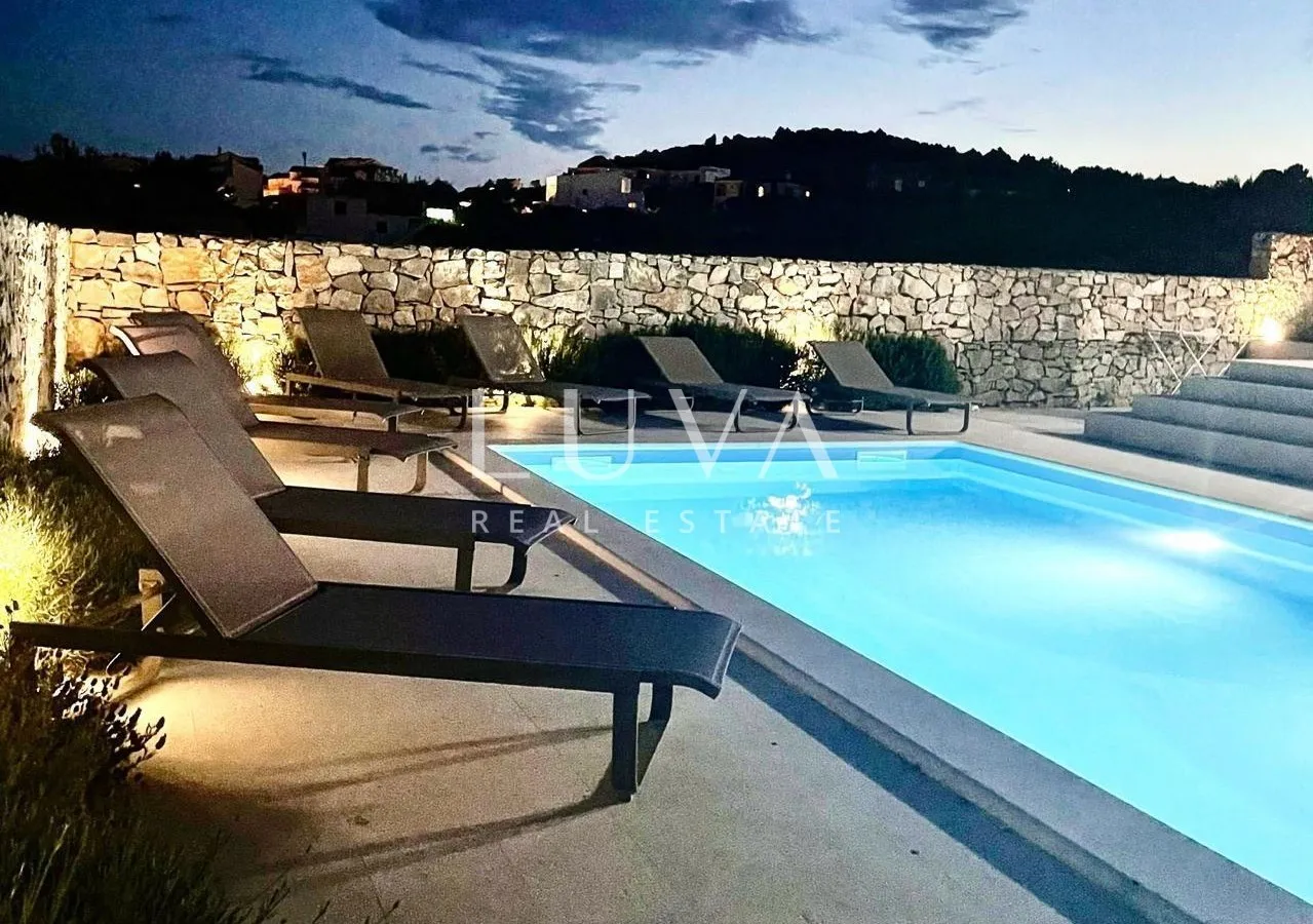 Vodice, luksuzna vila s bazenom na prodaju
