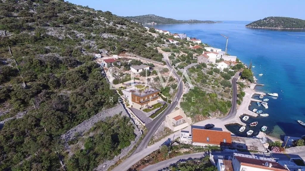 Ražanj, vila (roh bau) s bazenom prvi red uz more