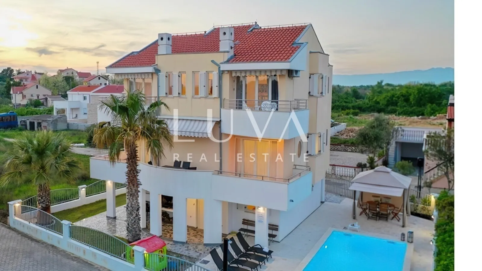 Privlaka, apartmanska kuća s bazenom na prodaju