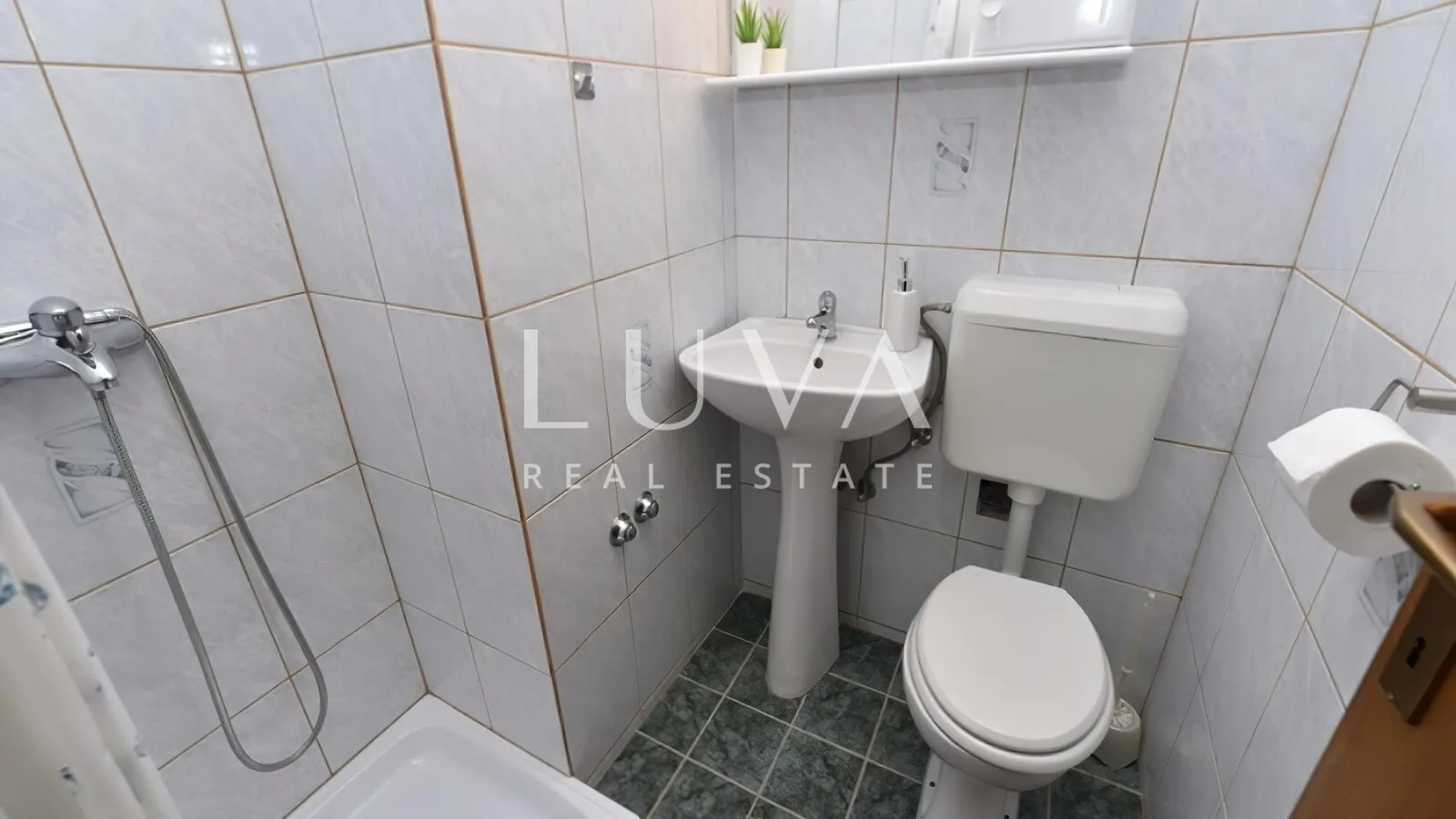 Privlaka, apartmanska kuća s bazenom na prodaju