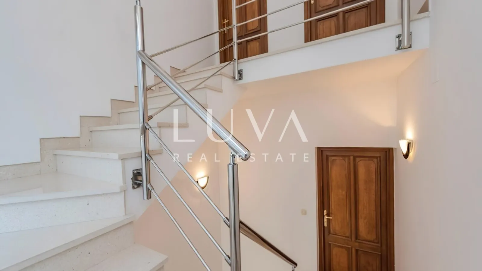 Privlaka, apartmanska kuća s bazenom na prodaju