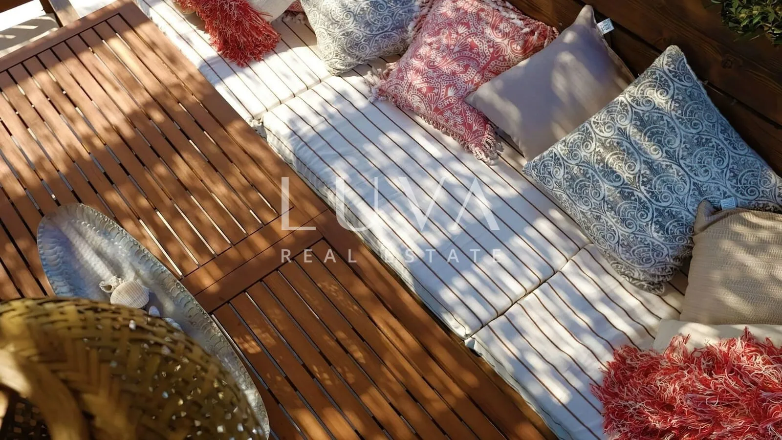 Vis, luksuzna vila s bazenom blizu mora na prodaju