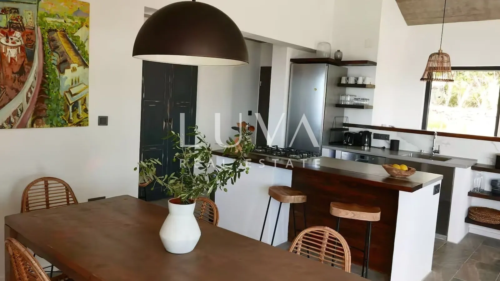 Vis, luksuzna vila s bazenom blizu mora na prodaju