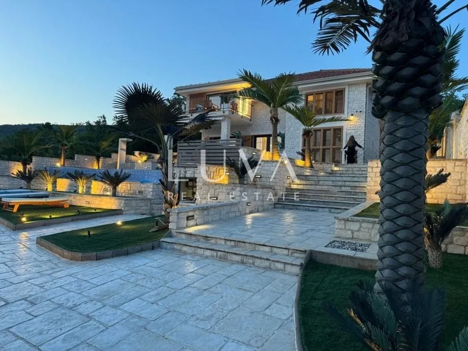 Selce, egzotična luksuzna vila 400m2 s predivnim pogledom na more