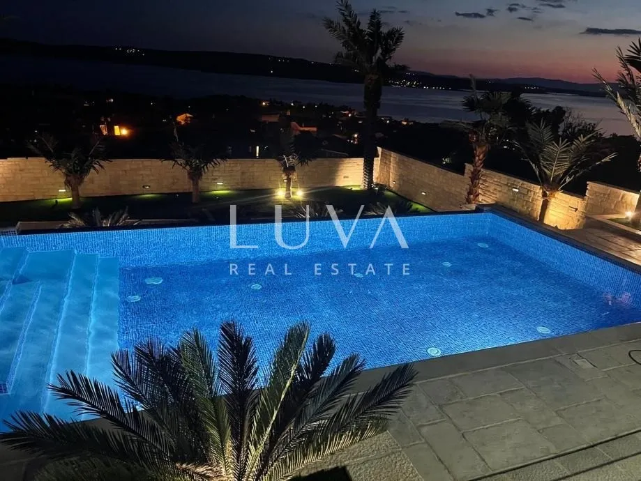 Selce, egzotična luksuzna vila 400m2 s predivnim pogledom na more