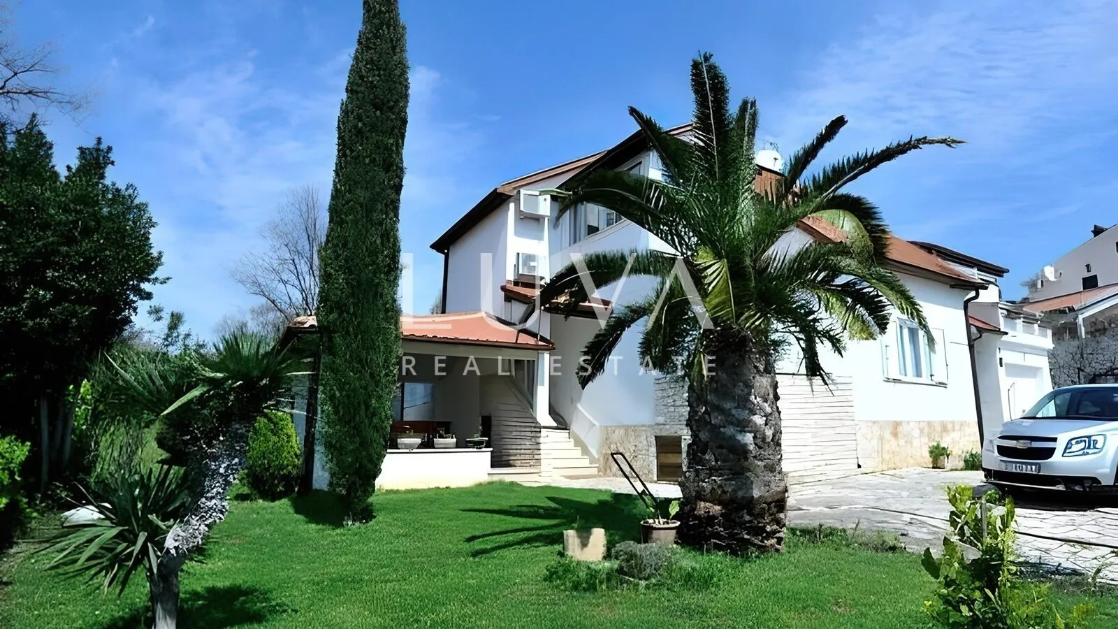 Pula, izvanredna apartmanska kuća s bazenom na prodaju