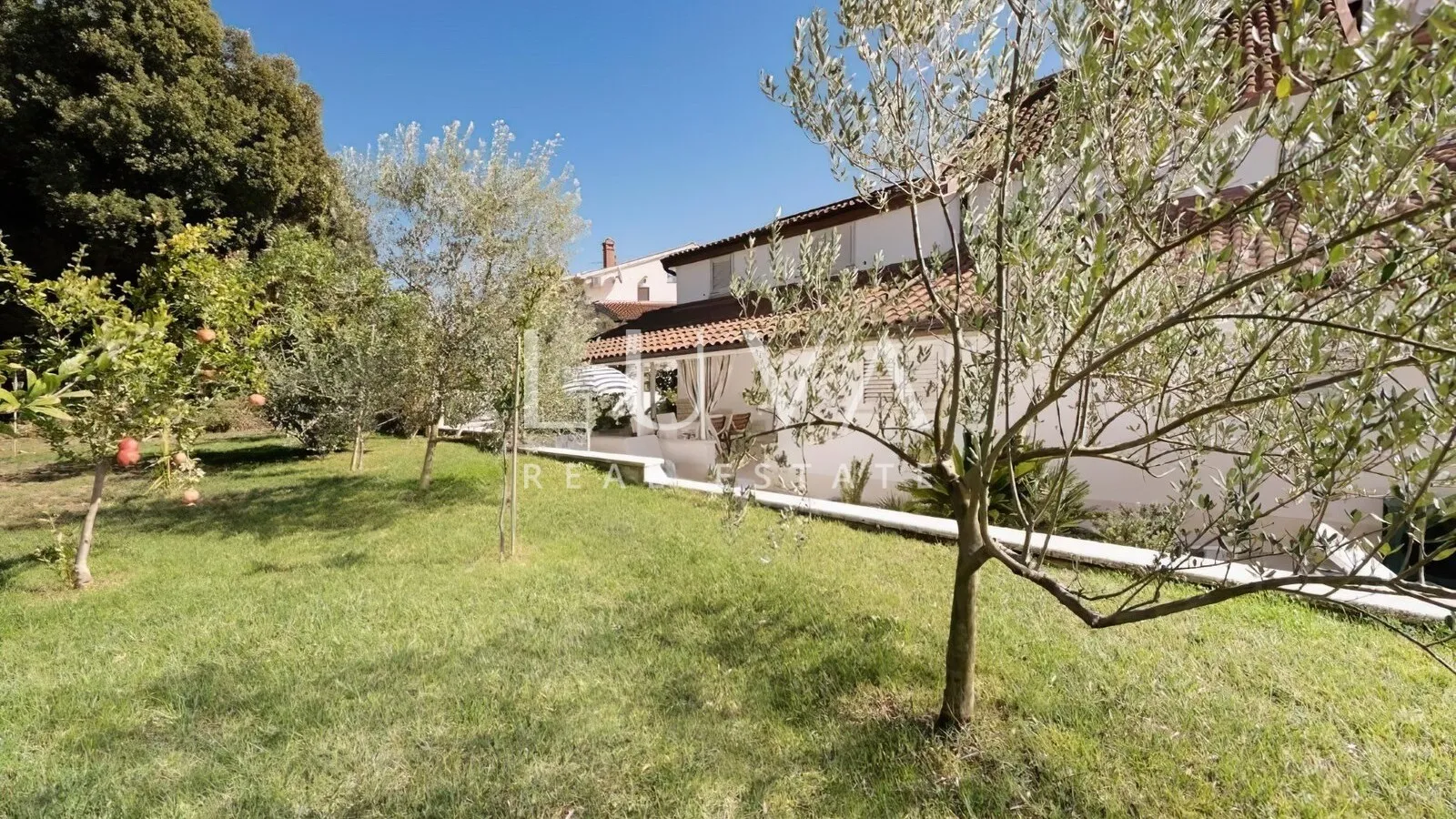 Pula, izvanredna apartmanska kuća s bazenom na prodaju