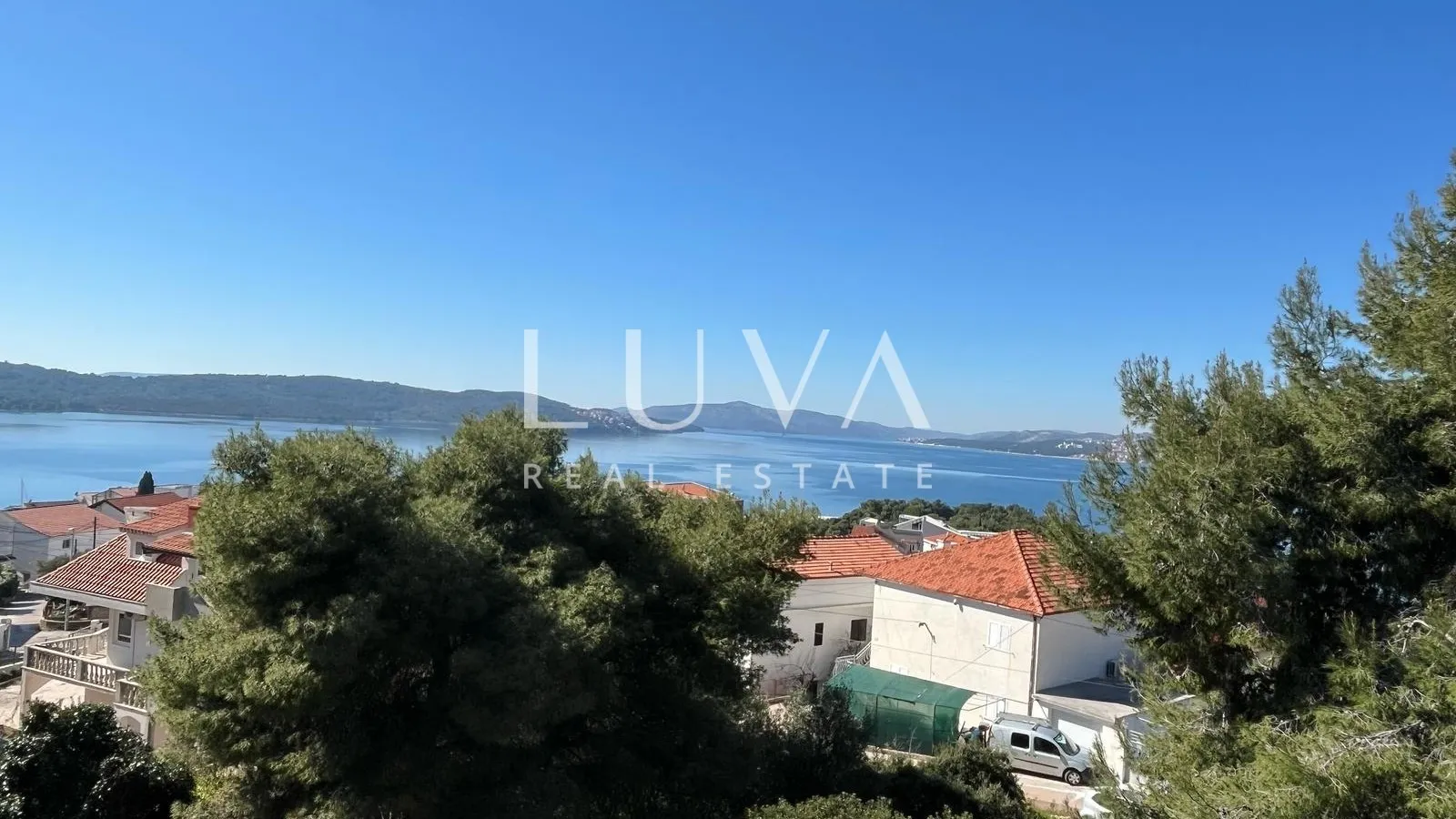 Čiovo, apartmanska kuća 540m2 s pogledom na more, prodaja