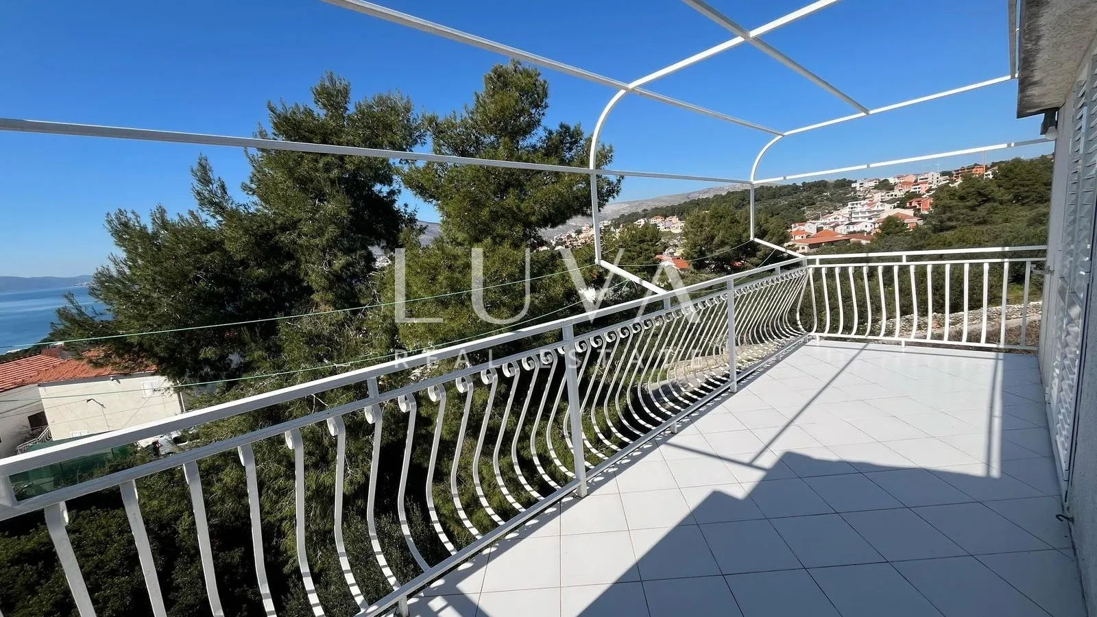 Čiovo, apartmanska kuća 540m2 s pogledom na more, prodaja