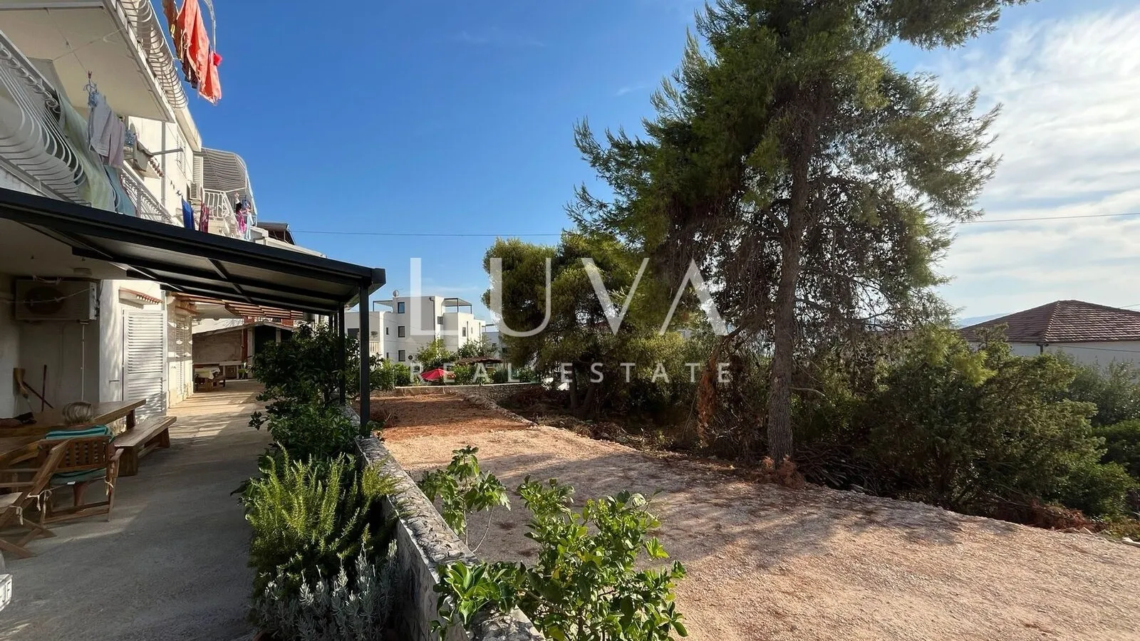 Čiovo, apartmanska kuća 540m2 s pogledom na more, prodaja
