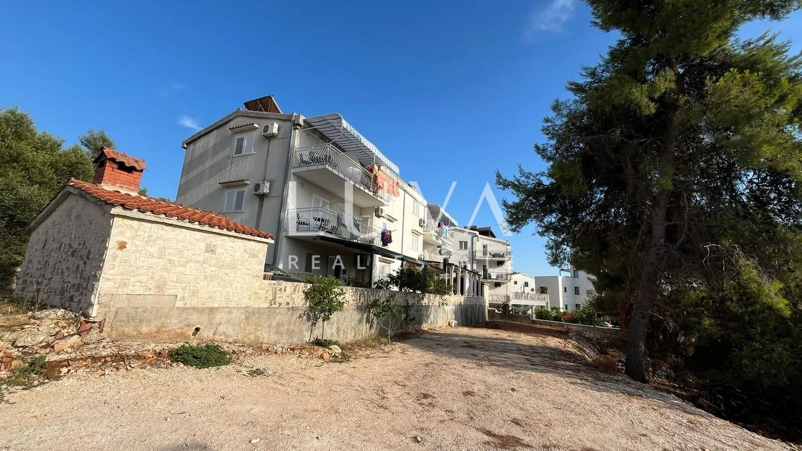 Čiovo, apartmanska kuća 540m2 s pogledom na more, prodaja