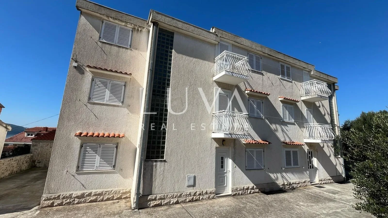 Čiovo, apartmanska kuća 540m2 s pogledom na more, prodaja