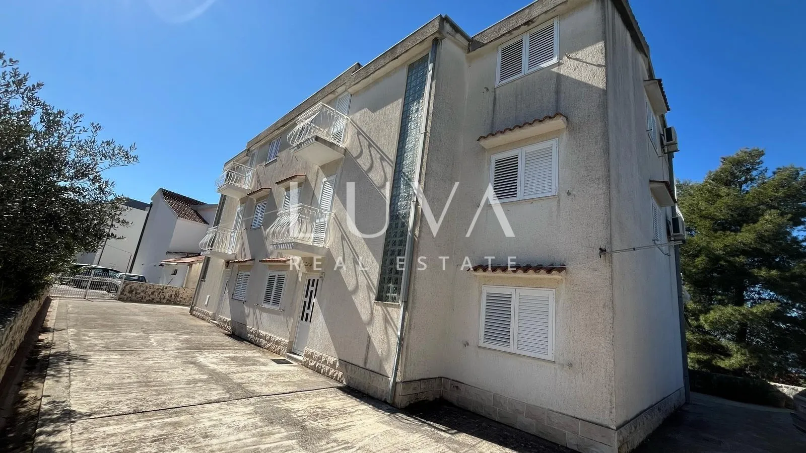Čiovo, apartmanska kuća 540m2 s pogledom na more, prodaja