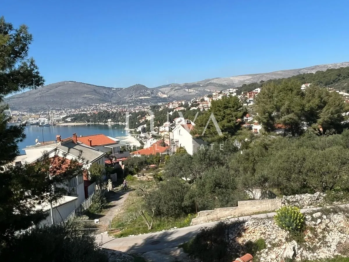 Čiovo, apartmanska kuća 540m2 s pogledom na more, prodaja