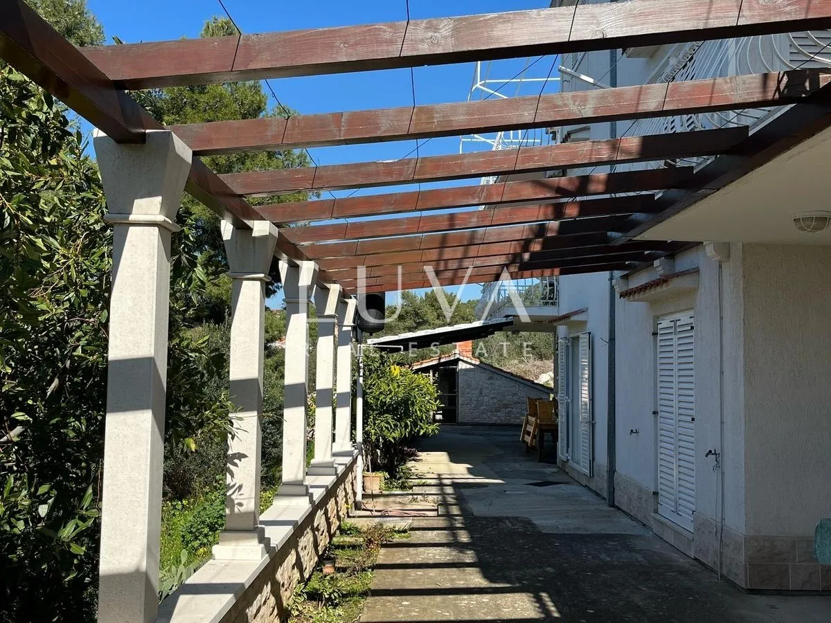 Čiovo, apartmanska kuća 540m2 s pogledom na more, prodaja
