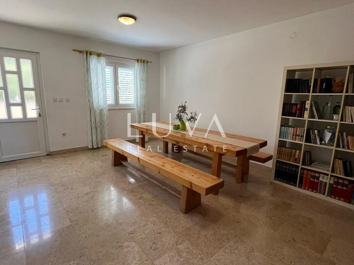 Čiovo, apartmanska kuća 540m2 s pogledom na more, prodaja