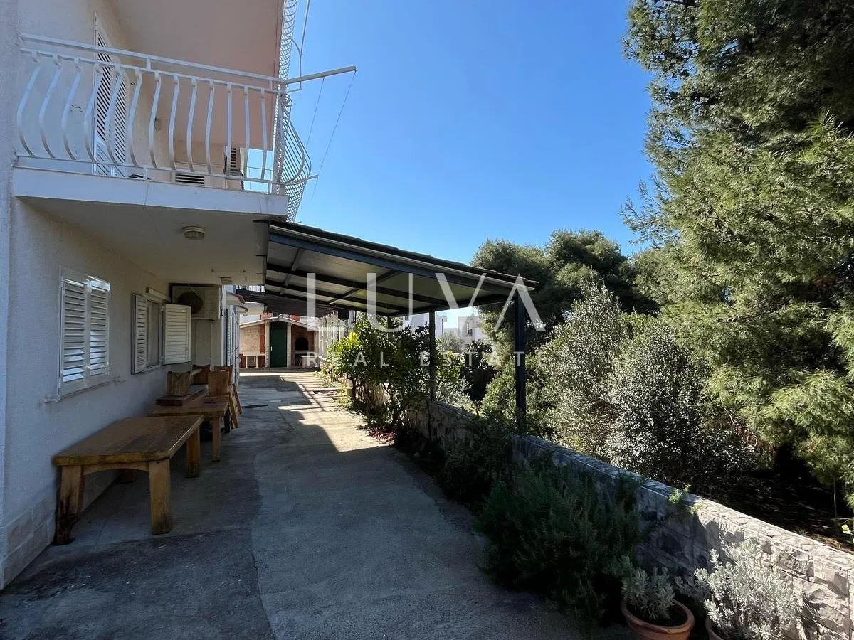 Čiovo, apartmanska kuća 540m2 s pogledom na more, prodaja