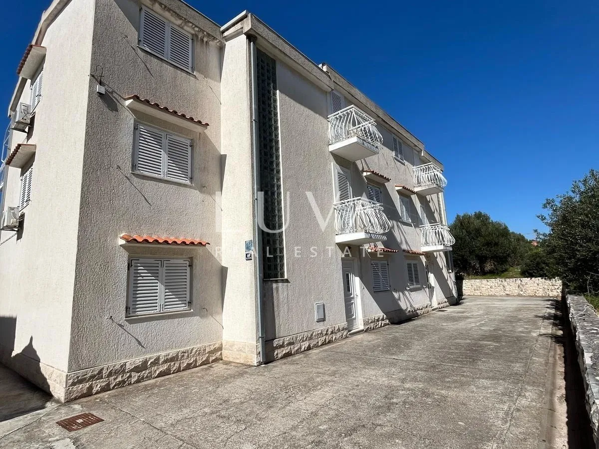 Čiovo, apartmanska kuća 540m2 s pogledom na more, prodaja