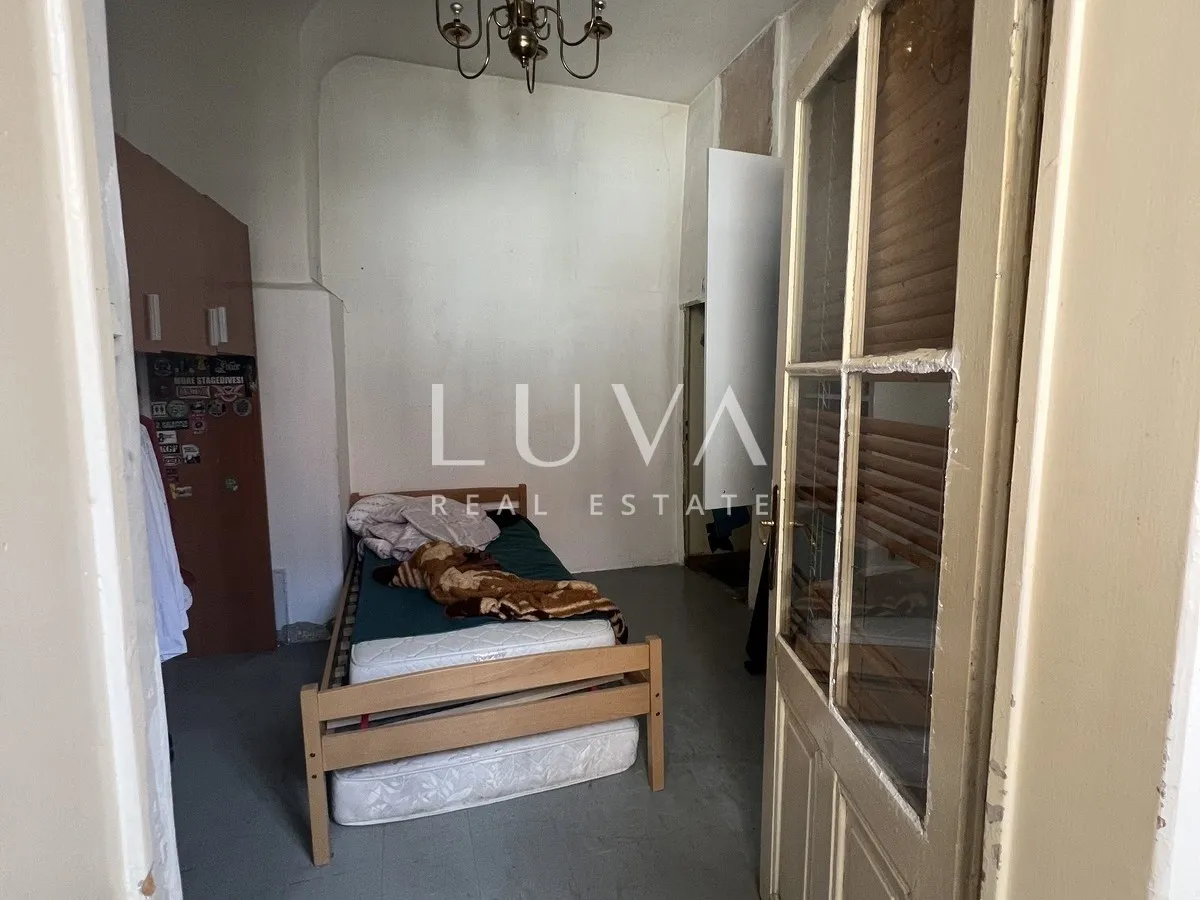 Zagreb, centar, Radićeva, stan 100m2 za adaptaciju