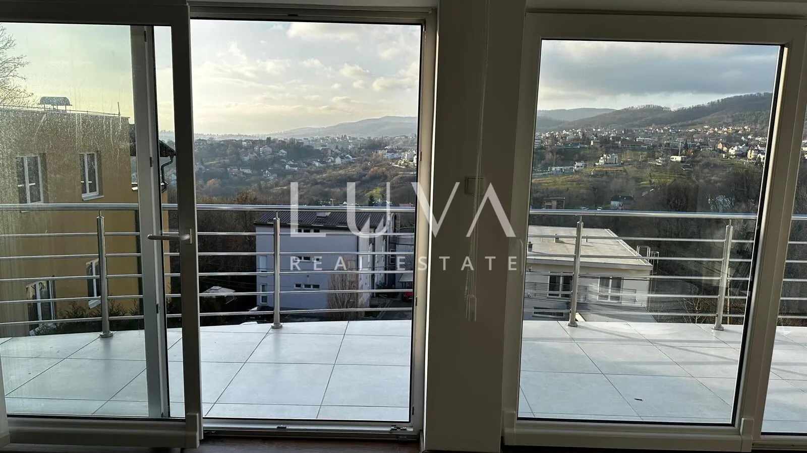 Zagreb, Šestine, luksuzan dvoetažni stan za najam 196 m2 s vrtom i garažom