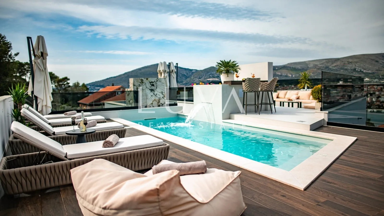 Trogir, luksuzna vila s bazenom i pogledom na more na prodaju