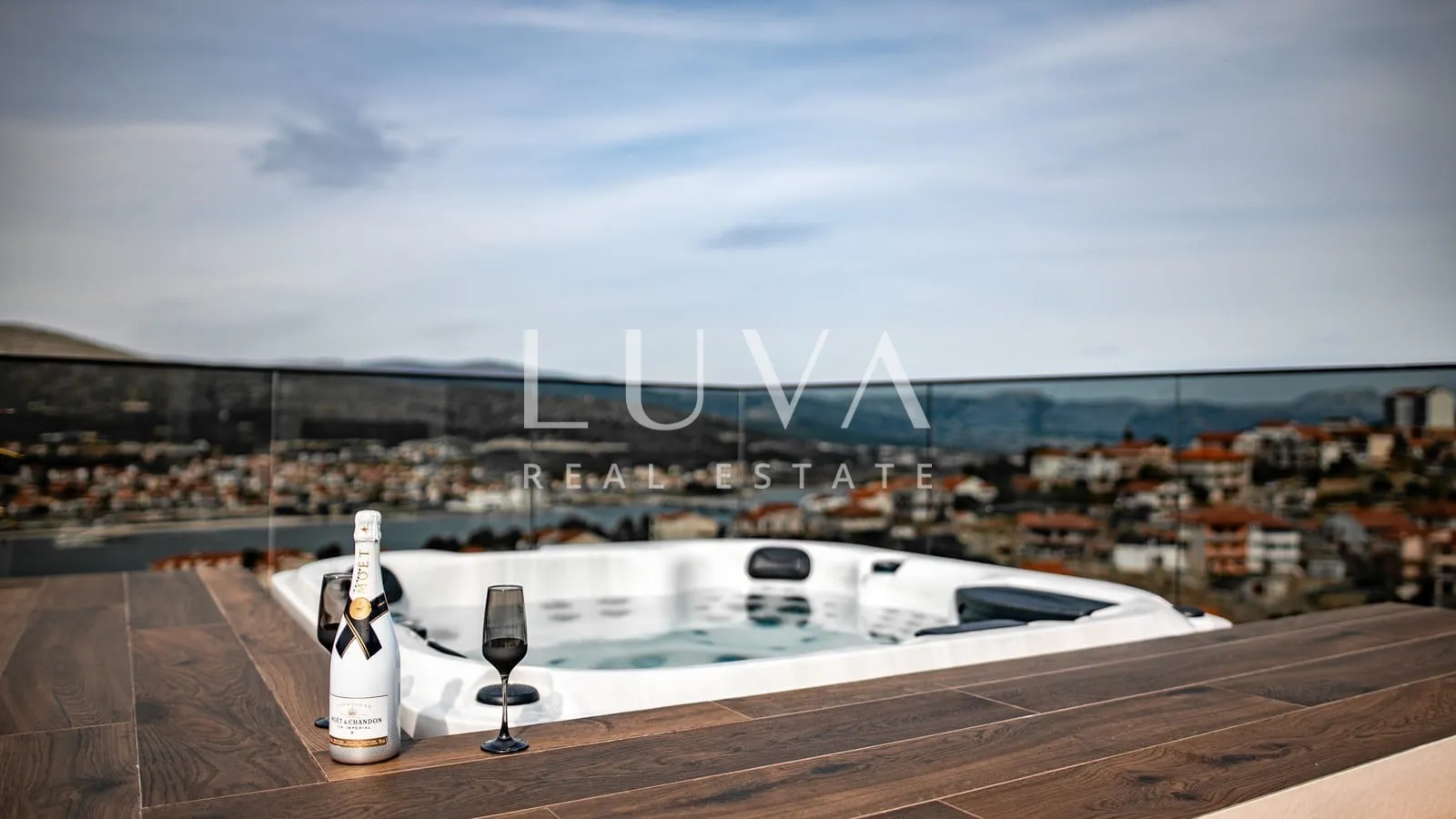 Trogir, luksuzna vila s bazenom i pogledom na more na prodaju