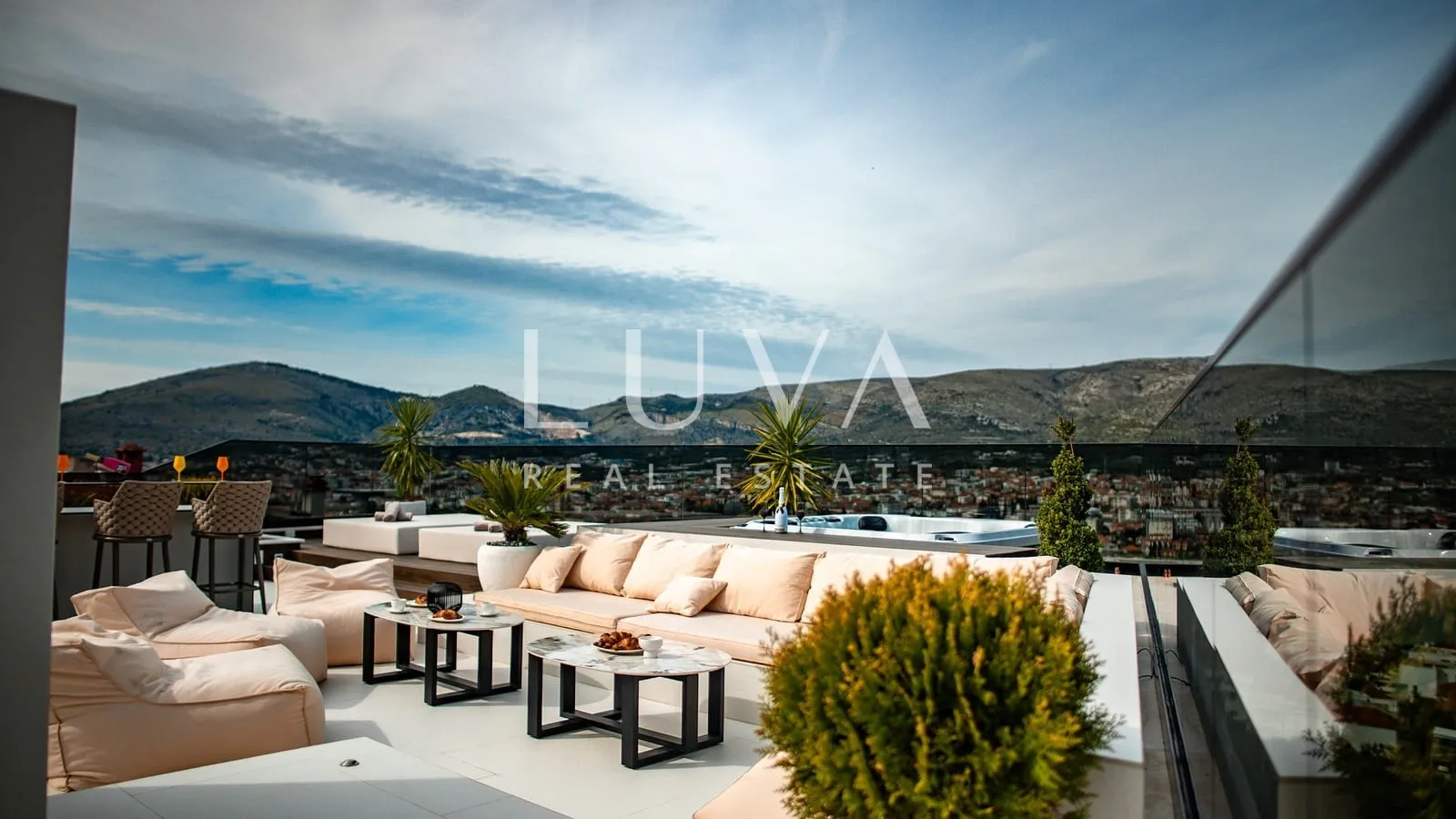 Trogir, luksuzna vila s bazenom i pogledom na more na prodaju