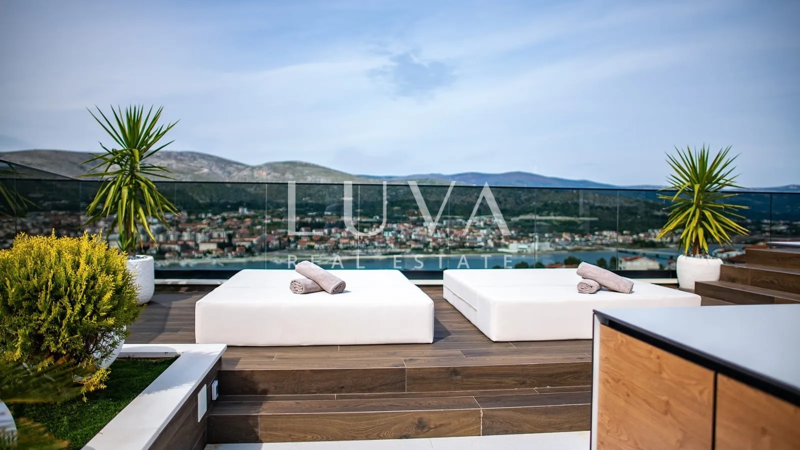 Trogir, luksuzna vila s bazenom i pogledom na more na prodaju