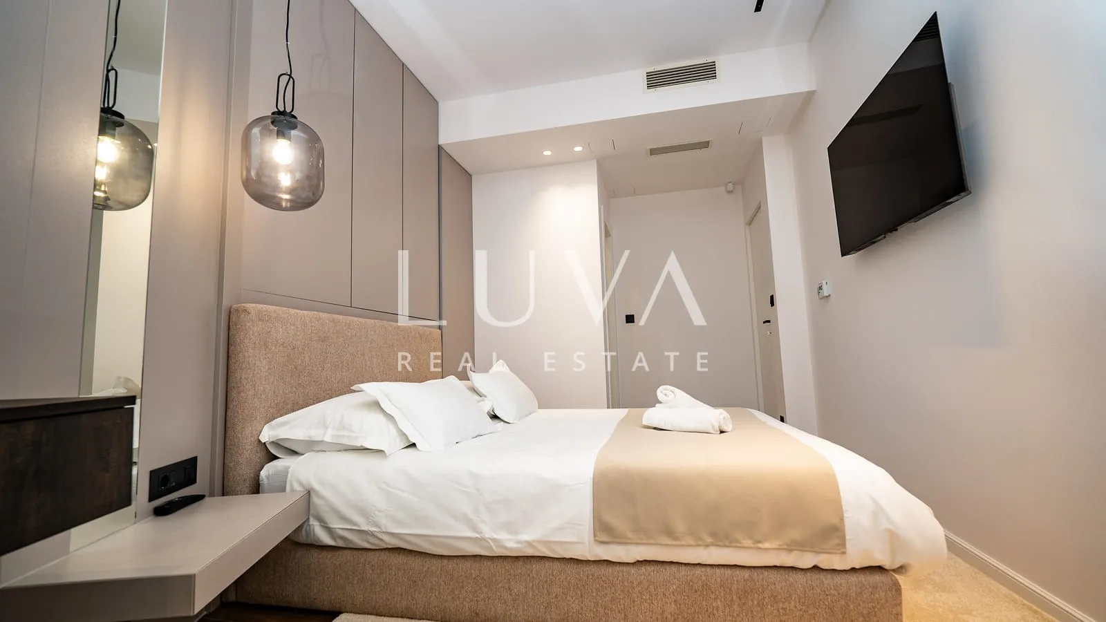Trogir, luksuzna vila s bazenom i pogledom na more na prodaju
