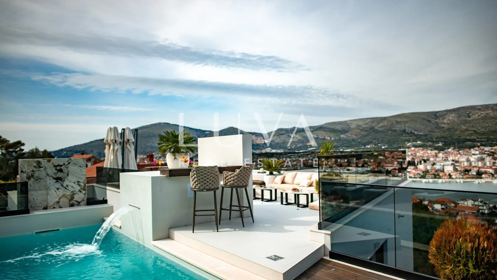 Trogir, luksuzna vila s bazenom i pogledom na more na prodaju