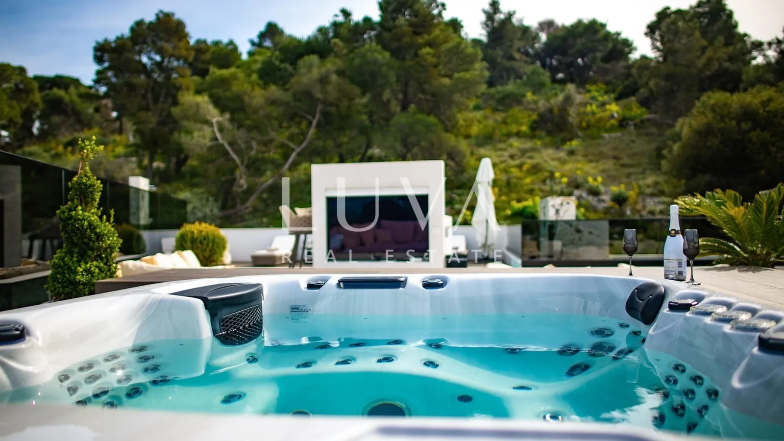 Trogir, luksuzna vila s bazenom i pogledom na more na prodaju